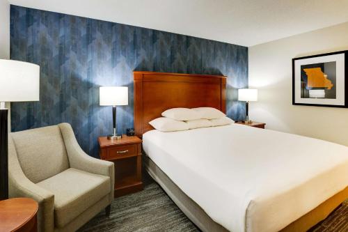 Postel nebo postele na pokoji v ubytování Drury Inn & Suites St. Louis St. Peters