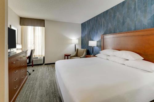Postel nebo postele na pokoji v ubytování Drury Inn & Suites St. Louis St. Peters
