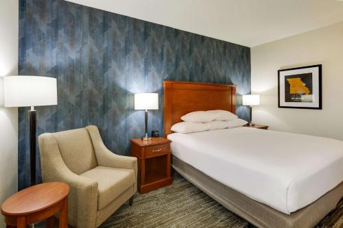 Postel nebo postele na pokoji v ubytování Drury Inn & Suites St. Louis St. Peters