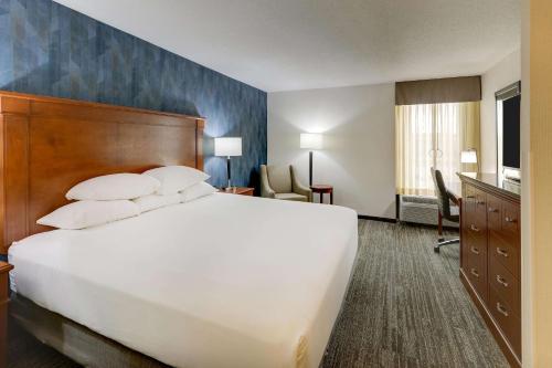 Postel nebo postele na pokoji v ubytování Drury Inn & Suites St. Louis St. Peters