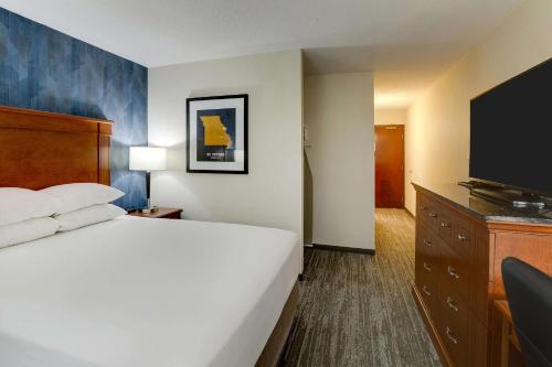 Postel nebo postele na pokoji v ubytování Drury Inn & Suites St. Louis St. Peters
