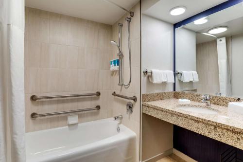 Drury Inn & Suites St. Louis St. Peters في سانت بيترز: حمام مع حوض ومغسلة