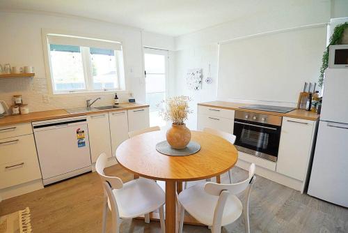 Dapur atau dapur kecil di Spacious, bright & central home with all amenities
