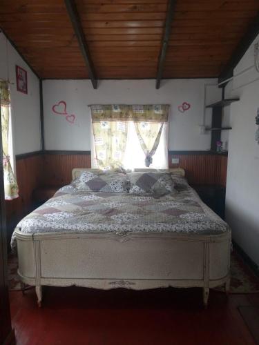 سرير أو أسرّة في غرفة في Hostal playa las conchitas