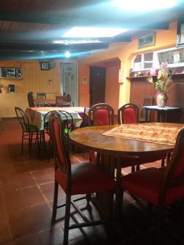 مطعم أو مكان آخر لتناول الطعام في Hostal playa las conchitas