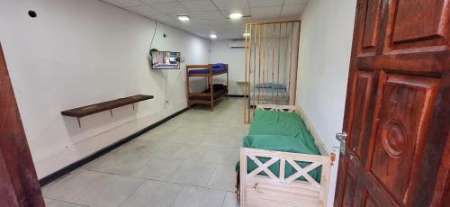 a hallway with a hospital room with a bed and a door at Hostel Mariscal in Corrientes