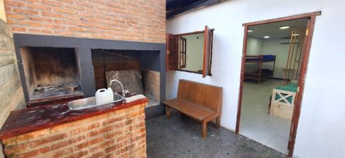 baño con lavabo y pared de ladrillo en Hostel Mariscal en Corrientes