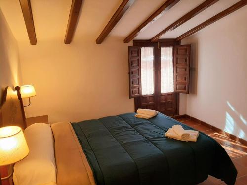 um quarto com uma cama grande e uma janela em Masía de San Juan - Casas rurales con piscina en masía fortificada em Segorbe