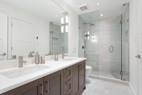 Ένα μπάνιο στο Snowbird 200 - Upscale Townhome w/ Deck, Shared Hot Tub, Parking - Whistler Platinum