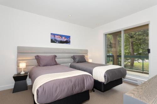 Ένα ή περισσότερα κρεβάτια σε δωμάτιο στο Snowbird 200 - Upscale Townhome w/ Deck, Shared Hot Tub, Parking - Whistler Platinum