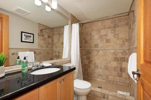 ein Bad mit einem Waschbecken und einem WC in der Unterkunft Stoneridge 12 in Whistler