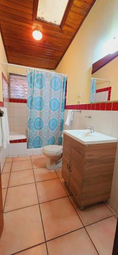 a bathroom with a toilet and a sink at Hotel Alsacia in Tegucigalpa