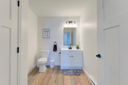 ein Badezimmer mit einem WC, einem Waschbecken und einem Spiegel in der Unterkunft Nature Immersion Tranquil 2-BR Gem Auburn, ME, 2BD, 1BA with Free Parking & WiFi in Auburn