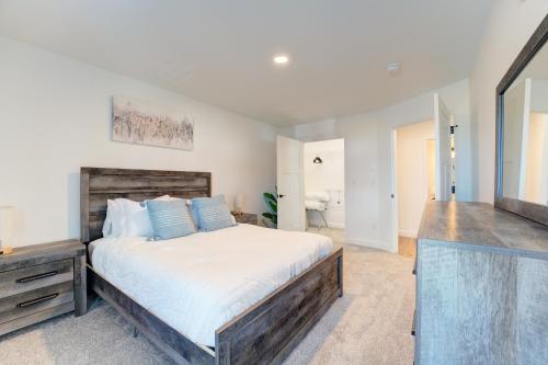 オーバーンにあるNature Immersion Tranquil 2-BR Gem Auburn, ME, 2BD, 1BA with Free Parking & WiFiのベッドルーム(大型ベッド1台、テレビ付)