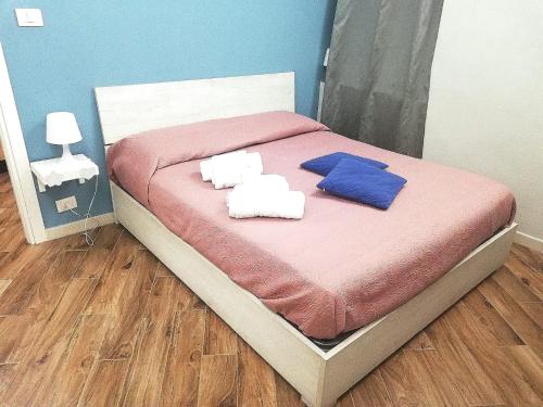 een slaapkamer met een bed met twee handdoeken erop bij Vale & Ale in Altamura