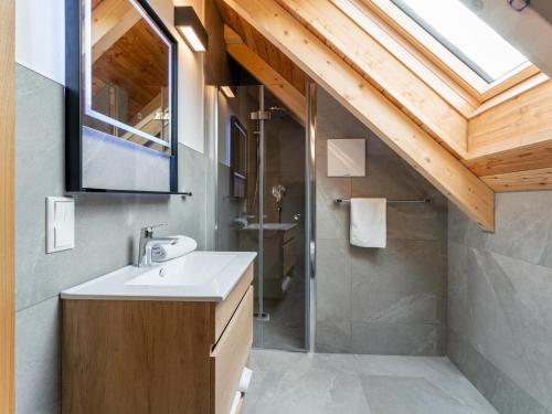 W łazience znajduje się umywalka i prysznic. w obiekcie Mountain Chalet Bergfreund w mieście St. Lorenzen ob Murau