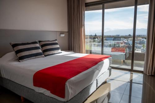 1 dormitorio con cama grande y ventana grande en Apartamento Pescara 60 en Maipú