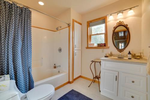 ein Badezimmer mit einer Badewanne, einem WC und einem Waschbecken in der Unterkunft Riverfront Cheboygan Cabin with Kayaks and Dock! in Cheboygan