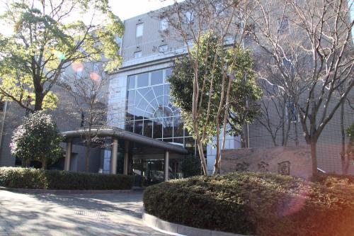 a building with a tree in front of it at 有馬 瑞宝園 in Kobe