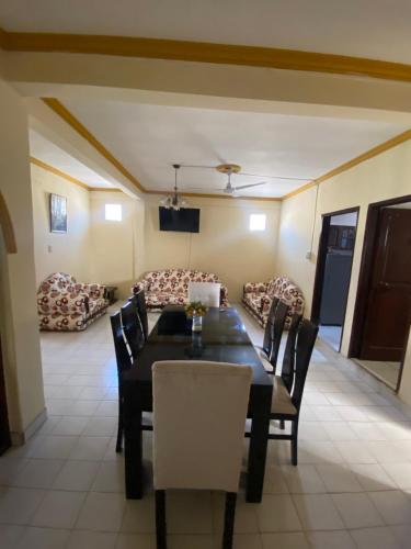 a dining room with a table and a couch at Departamento en zona céntrica de Yacuiba in Yacuiba
