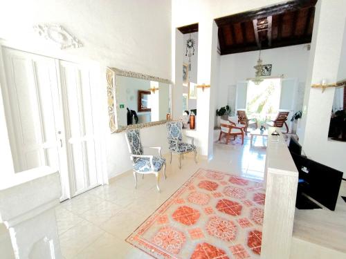 ein Wohnzimmer mit Stühlen und einem Teppich auf dem Boden in der Unterkunft Hotel AT THE PARK in Cartagena de Indias