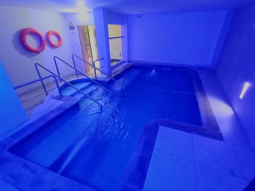einem Pool in einem Gebäude mit einem blauen in der Unterkunft Hotel AT THE PARK in Cartagena de Indias