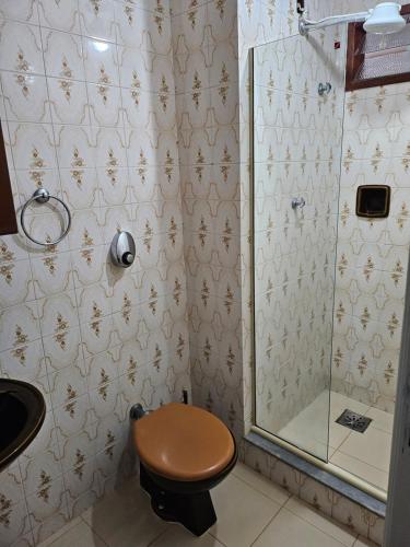 uma casa de banho com um WC e um chuveiro em Apartamento Cabo Frio Maciel em Cabo Frio