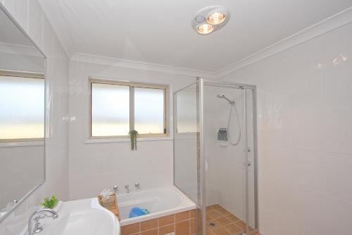 Ένα μπάνιο στο Gorgeous villa 5min walk to beach KING BED