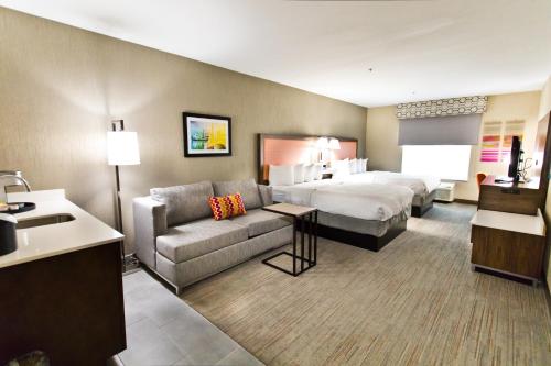 pokój hotelowy z łóżkiem i kanapą w obiekcie Hampton Inn & Suites Sacramento-Auburn Boulevard w mieście Sacramento