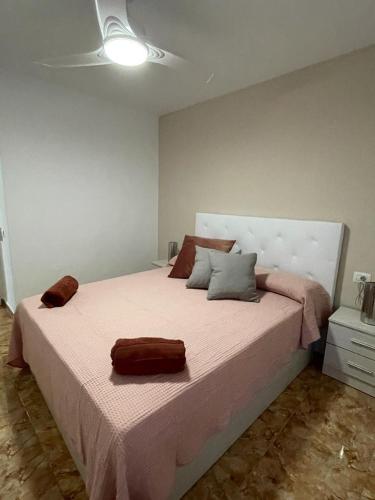 1 dormitorio con 1 cama grande con sábanas rosas en Altemar, two bedrooms las americas, en Arona