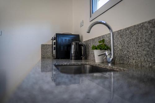 un bancone da cucina con lavello e microonde di Casa quinta Los Teros a Junín