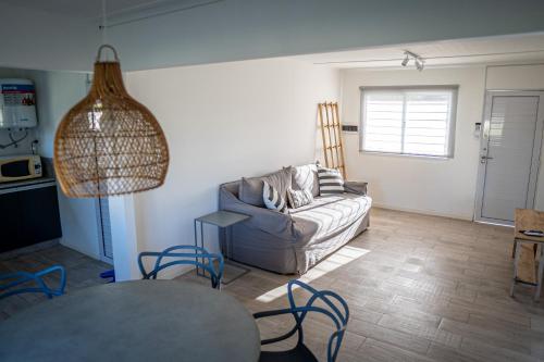 un soggiorno con un divano e un tavolo di Casa quinta Los Teros a Junín