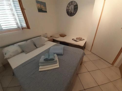 Apartments with a parking space , Krk - 21701