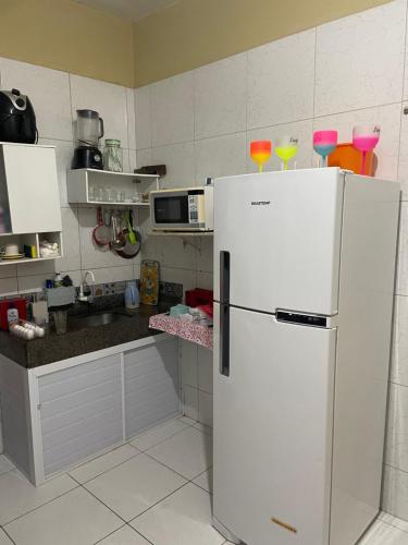een keuken met een witte koelkast bij ACONCHEGO Guest House in Aracati