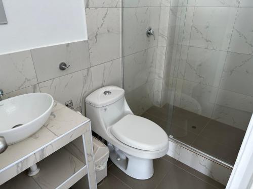 uma casa de banho com um WC, um lavatório e um chuveiro em Las Fragatas Casa Hotel Eventos para 40 personas em Canoas de Punta Sal