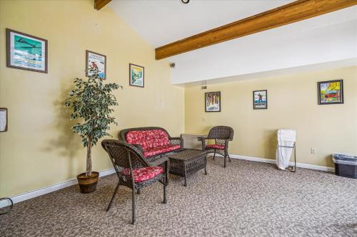 a living room with chairs and a table and a couch at Cedarbrook Queen Suite 202 in Killington