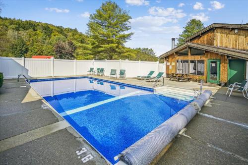 Bazén v ubytování Cedarbrook Deluxe Two Bedroom Suite with outdoor heated pool 20304 nebo v jeho okolí