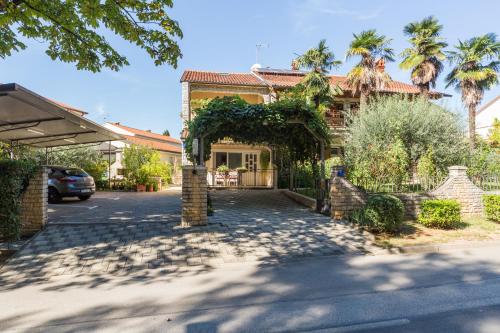 Apartments with parking space Porec - 2216