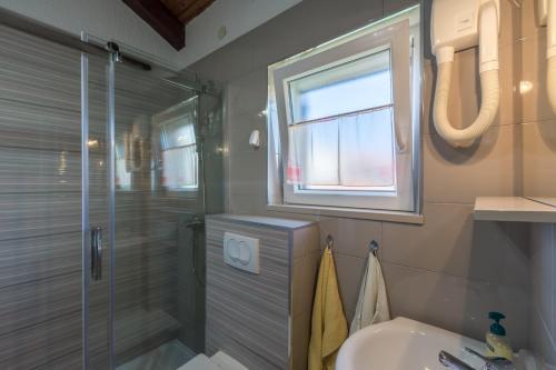 y baño con ducha y lavamanos. en Apartments with a parking space Porec - 2216, en Poreč