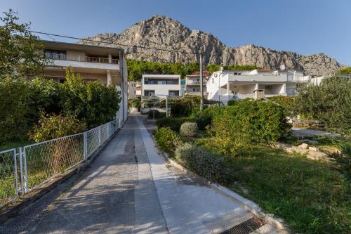 Apartments with parking space Omis - 2745