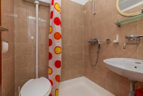 Apartments with parking space Omis - 2745