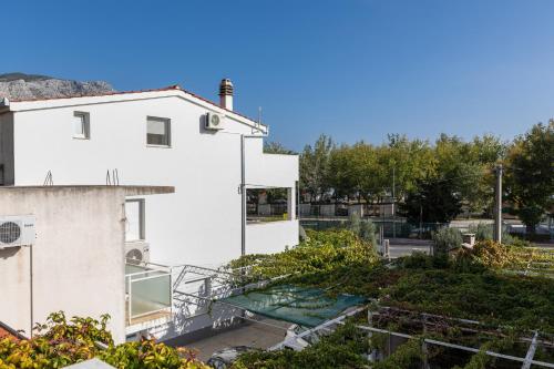 Apartments with parking space Omis - 2745