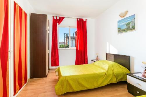 Posteľ alebo postele v izbe v ubytovaní Apartments by the sea Seget Vranjica, Trogir - 1038