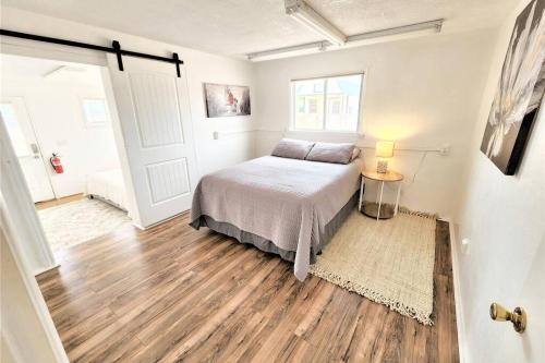 ハリケーンにあるCozy Zion Sand Hollow St George Vacation Home @ Painted Sands Retreatのベッドと木の床のある寝室