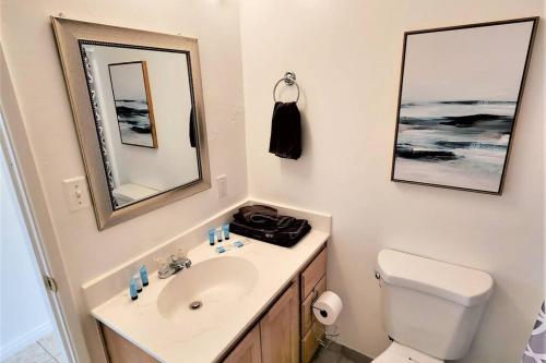 ハリケーンにあるCozy Zion Sand Hollow St George Vacation Home @ Painted Sands Retreatの洗面台、トイレ、鏡のあるバスルーム