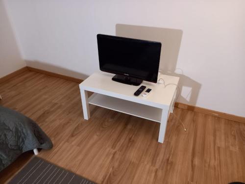 ein weißer Tisch mit einem Fernseher darauf in der Unterkunft 3 Hebergements à 5 minutes de Paris et 30 MN Stade de France in Cachan