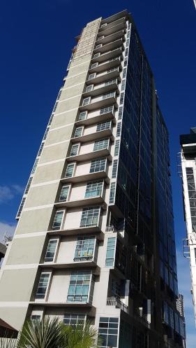 um edifício alto com muitas janelas em Luxury Budget Condo in Central Cebu em Cebu