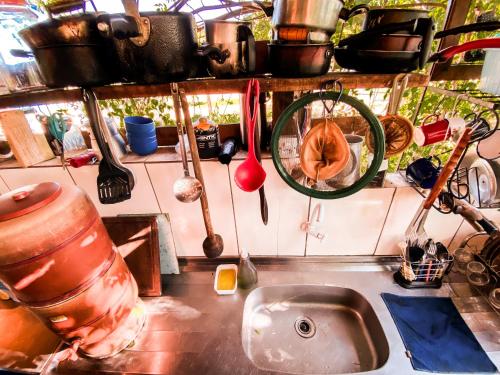 a kitchen with a sink and a counter top with utensils at Alto Paraíso de Goias Camping e Estúdio in Alto Paraíso de Goiás