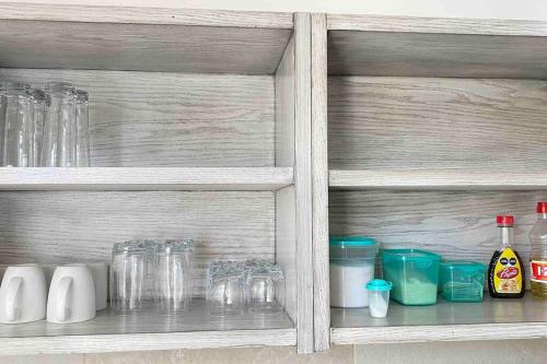 a wooden shelf with glasses and other items on it at Departamento Nuevo Cd Madero Cerca a playa Miramar in Ciudad Madero