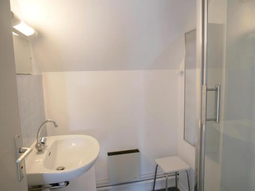 une salle de bain blanche avec un lavabo et une douche dans l'établissement Maison cosy pour 4 pers., à 250 m de la plage St-Jacques, Sarzeau - FR-1-639-31, à Sarzeau